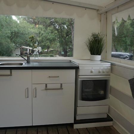 רוקברון-סור-ארז'נס Chalets Met Buitenkeuken Op Camping Lei Suves - Joycasa מראה חיצוני תמונה