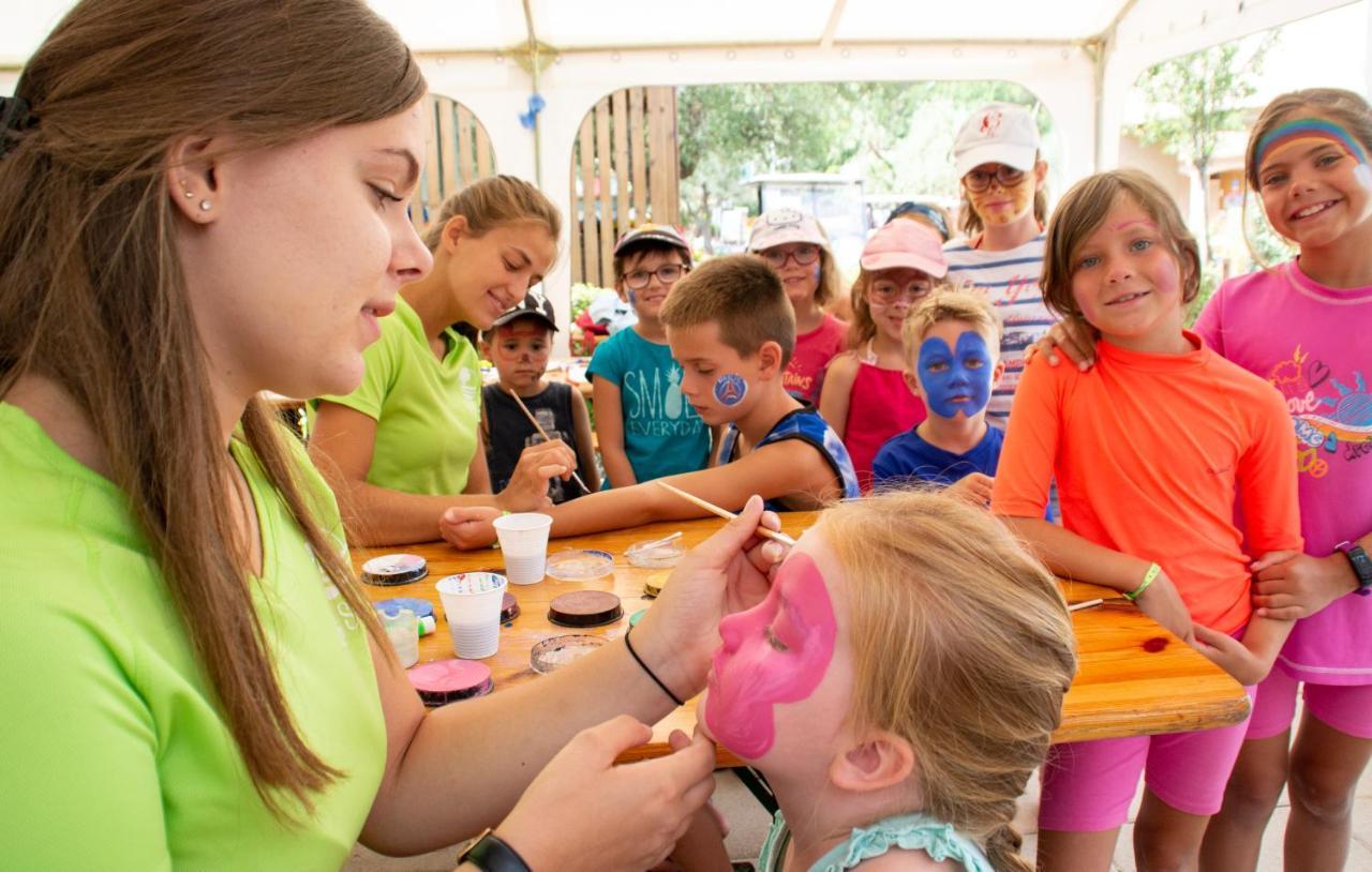 רוקברון-סור-ארז'נס Chalets Met Buitenkeuken Op Camping Lei Suves - Joycasa מראה חיצוני תמונה