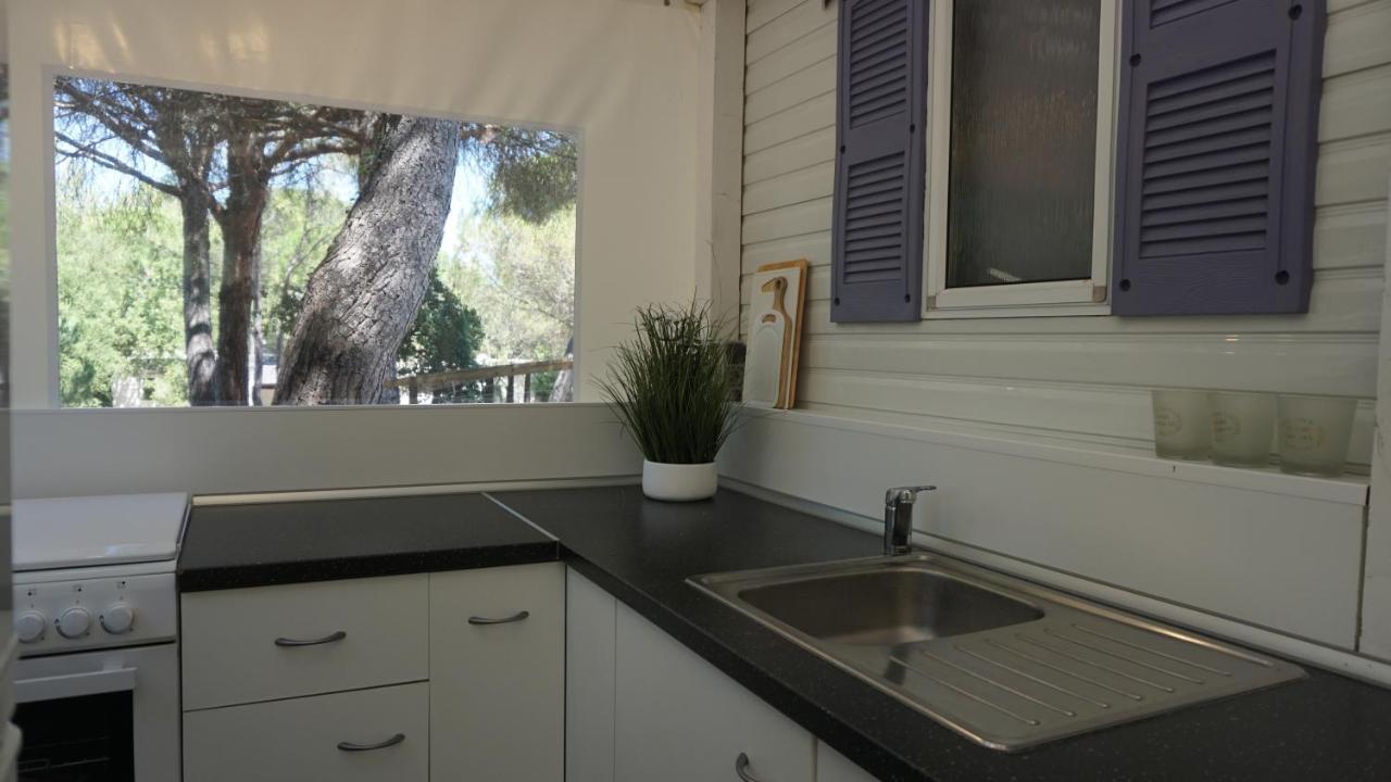 רוקברון-סור-ארז'נס Chalets Met Buitenkeuken Op Camping Lei Suves - Joycasa מראה חיצוני תמונה