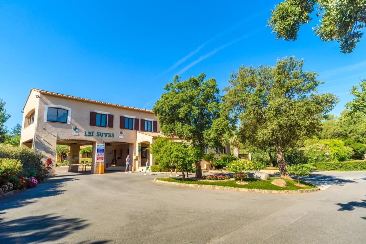 רוקברון-סור-ארז'נס Chalets Met Buitenkeuken Op Camping Lei Suves - Joycasa מראה חיצוני תמונה