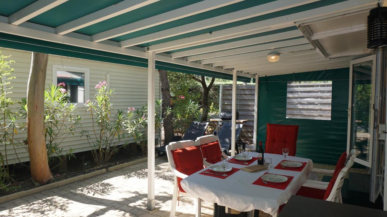 רוקברון-סור-ארז'נס Chalets Met Buitenkeuken Op Camping Lei Suves - Joycasa מראה חיצוני תמונה