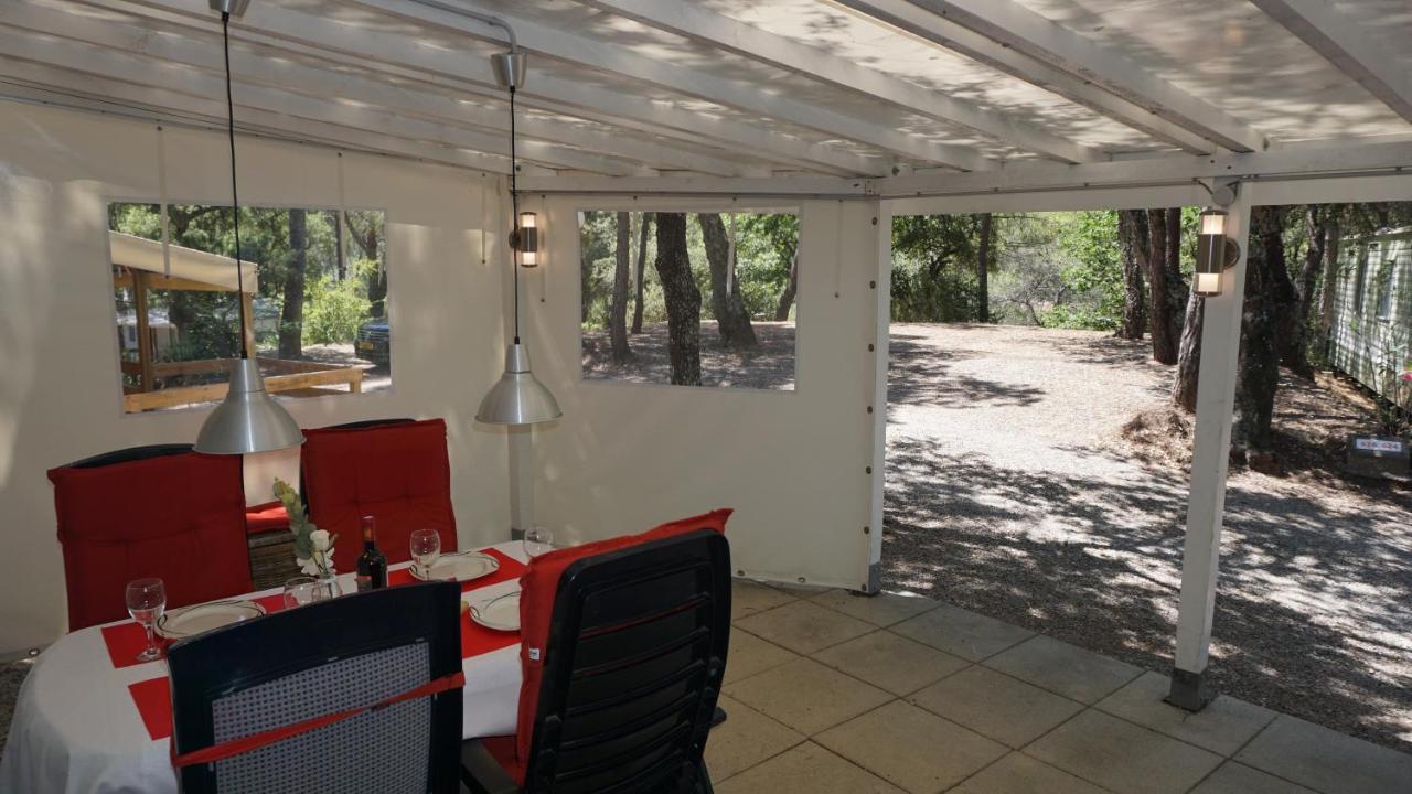 רוקברון-סור-ארז'נס Chalets Met Buitenkeuken Op Camping Lei Suves - Joycasa מראה חיצוני תמונה