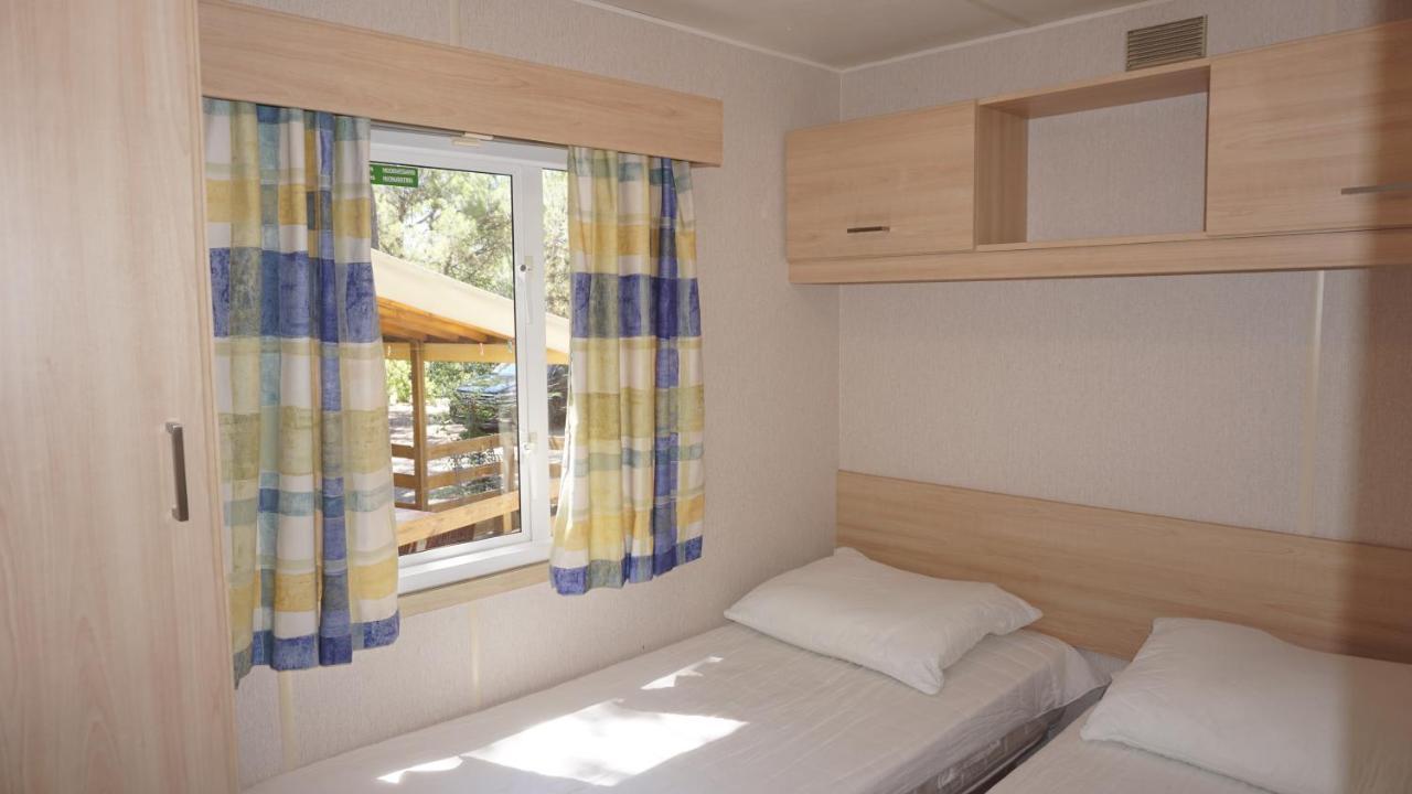 רוקברון-סור-ארז'נס Chalets Met Buitenkeuken Op Camping Lei Suves - Joycasa מראה חיצוני תמונה