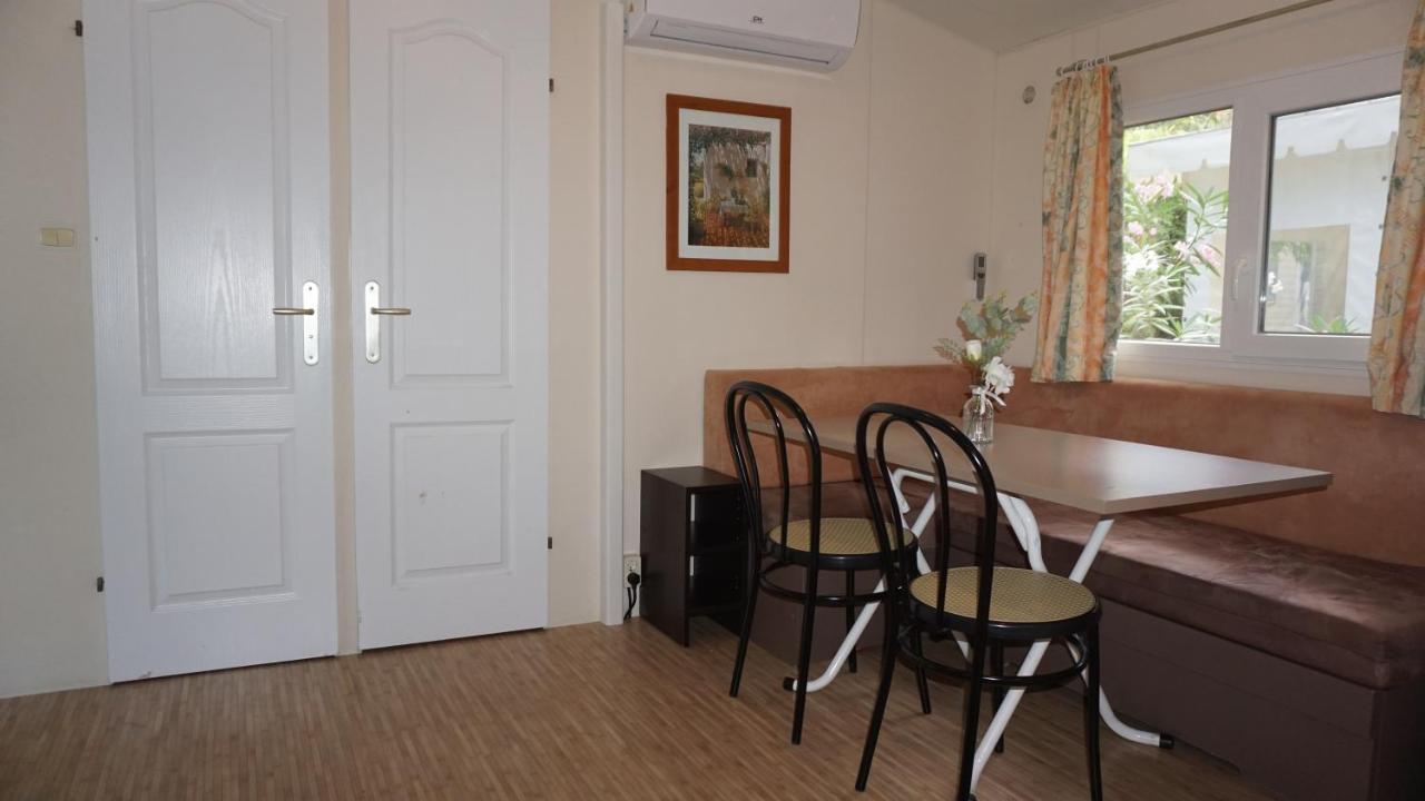 רוקברון-סור-ארז'נס Chalets Met Buitenkeuken Op Camping Lei Suves - Joycasa מראה חיצוני תמונה