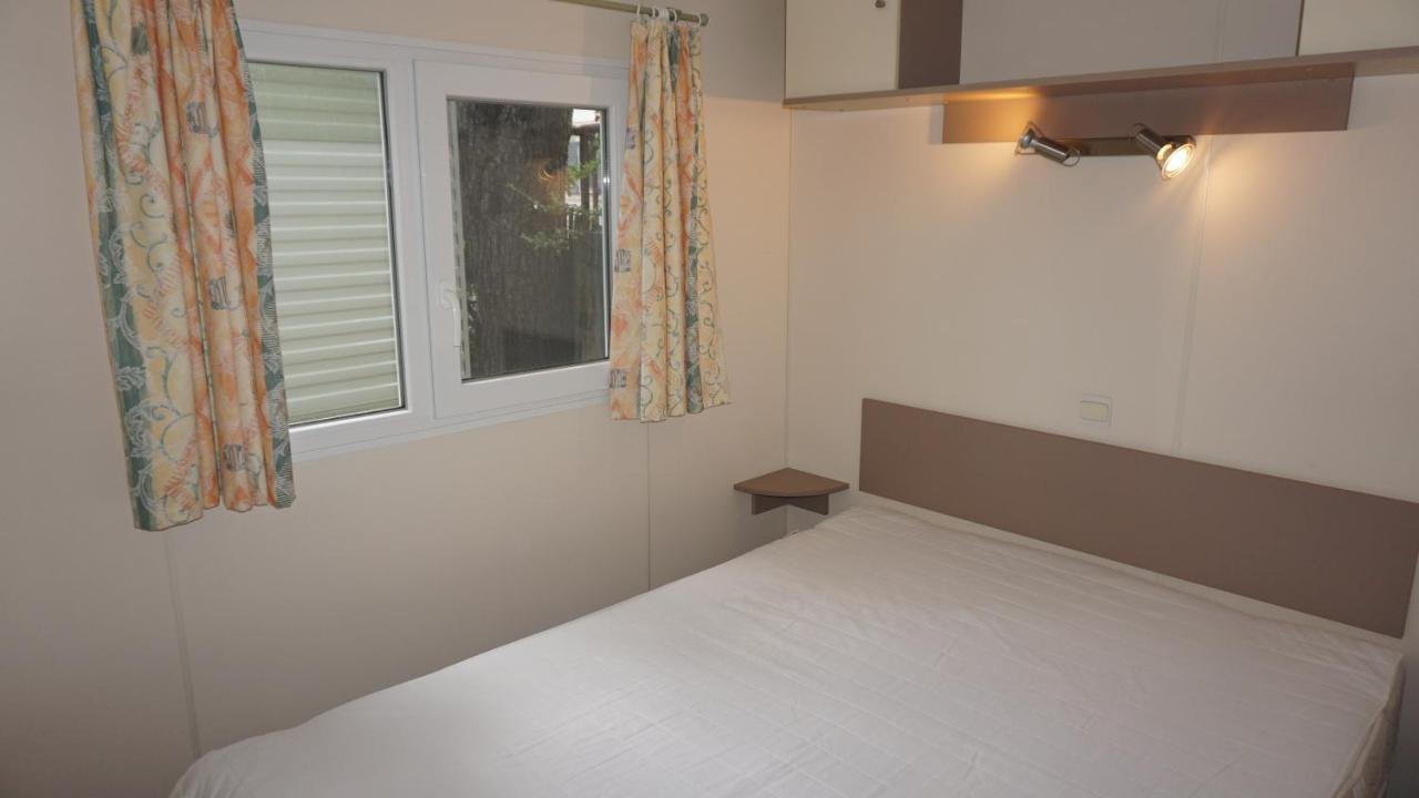 רוקברון-סור-ארז'נס Chalets Met Buitenkeuken Op Camping Lei Suves - Joycasa מראה חיצוני תמונה