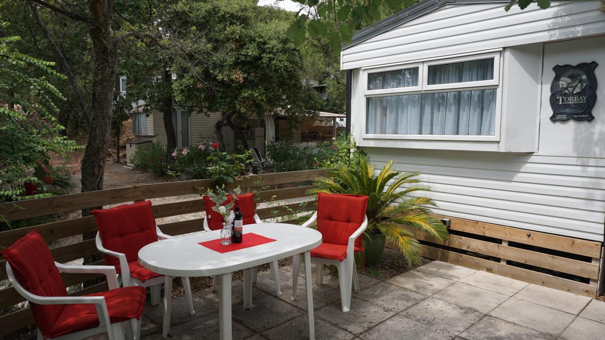 רוקברון-סור-ארז'נס Chalets Met Buitenkeuken Op Camping Lei Suves - Joycasa חדר תמונה