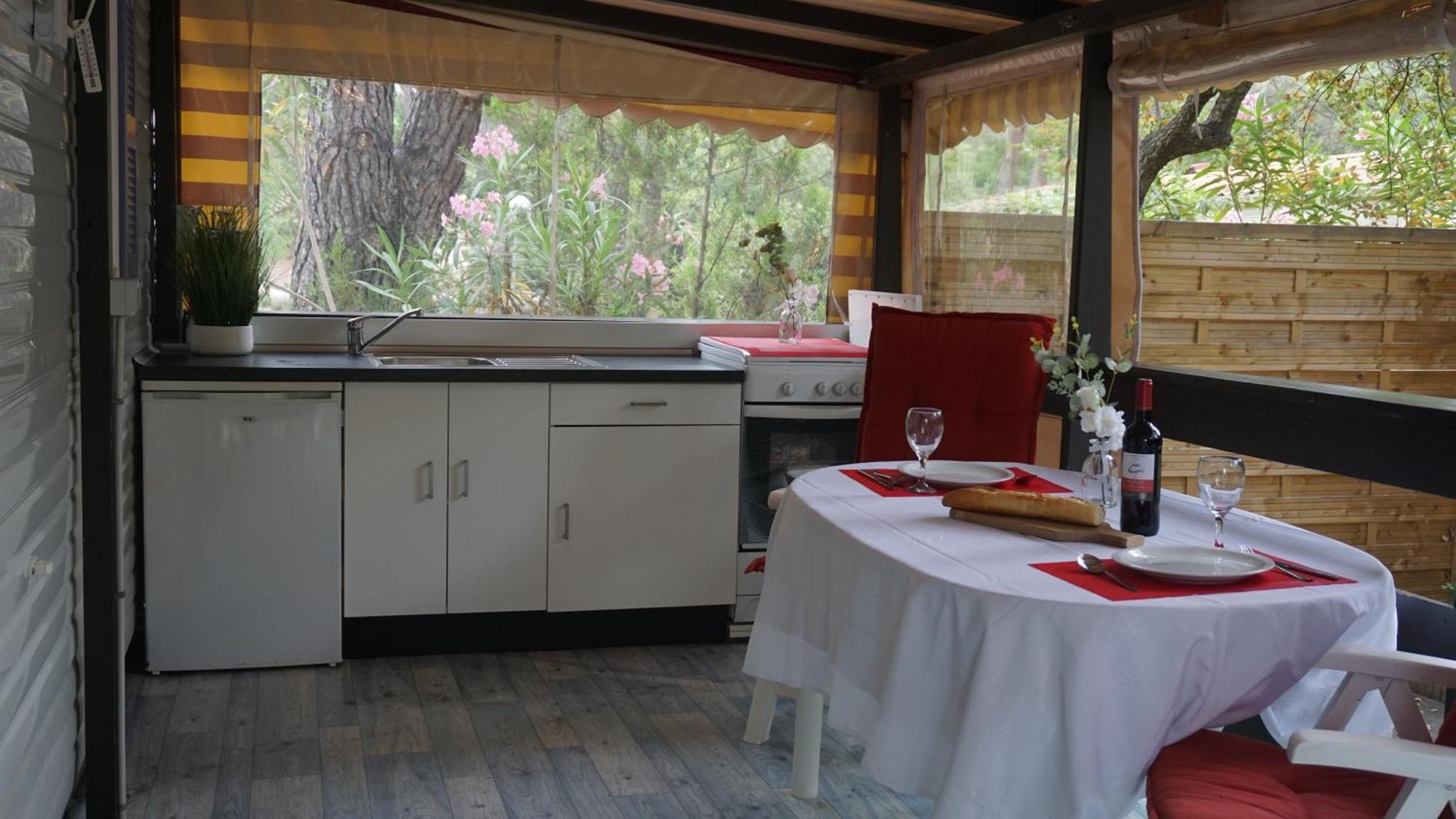 רוקברון-סור-ארז'נס Chalets Met Buitenkeuken Op Camping Lei Suves - Joycasa חדר תמונה