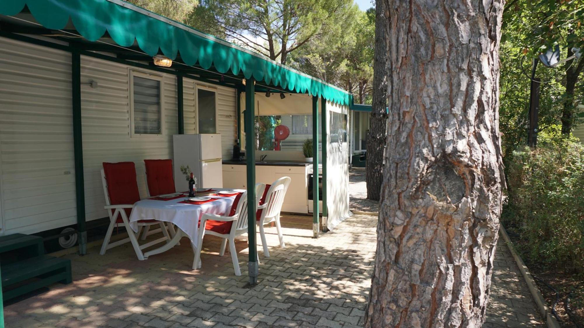 רוקברון-סור-ארז'נס Chalets Met Buitenkeuken Op Camping Lei Suves - Joycasa מראה חיצוני תמונה